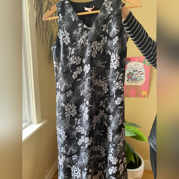 Brand new. Clueless. Size M. Black and White flowers. Zipper on the side. Medium - Picture 8 of 8